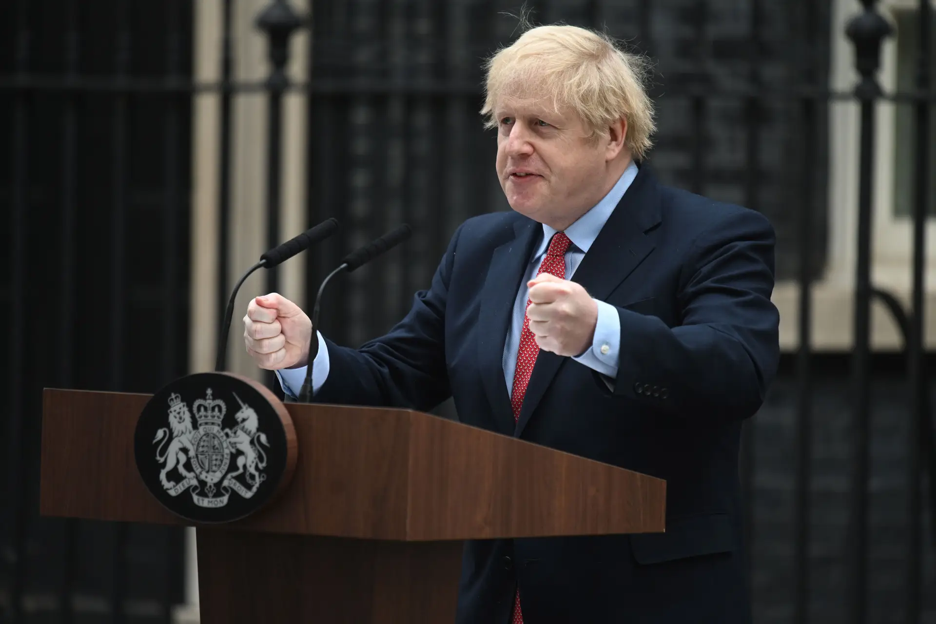 Governo britânico vai deixar um cidadão interrogar ministros e cientistas sobre Covid-19