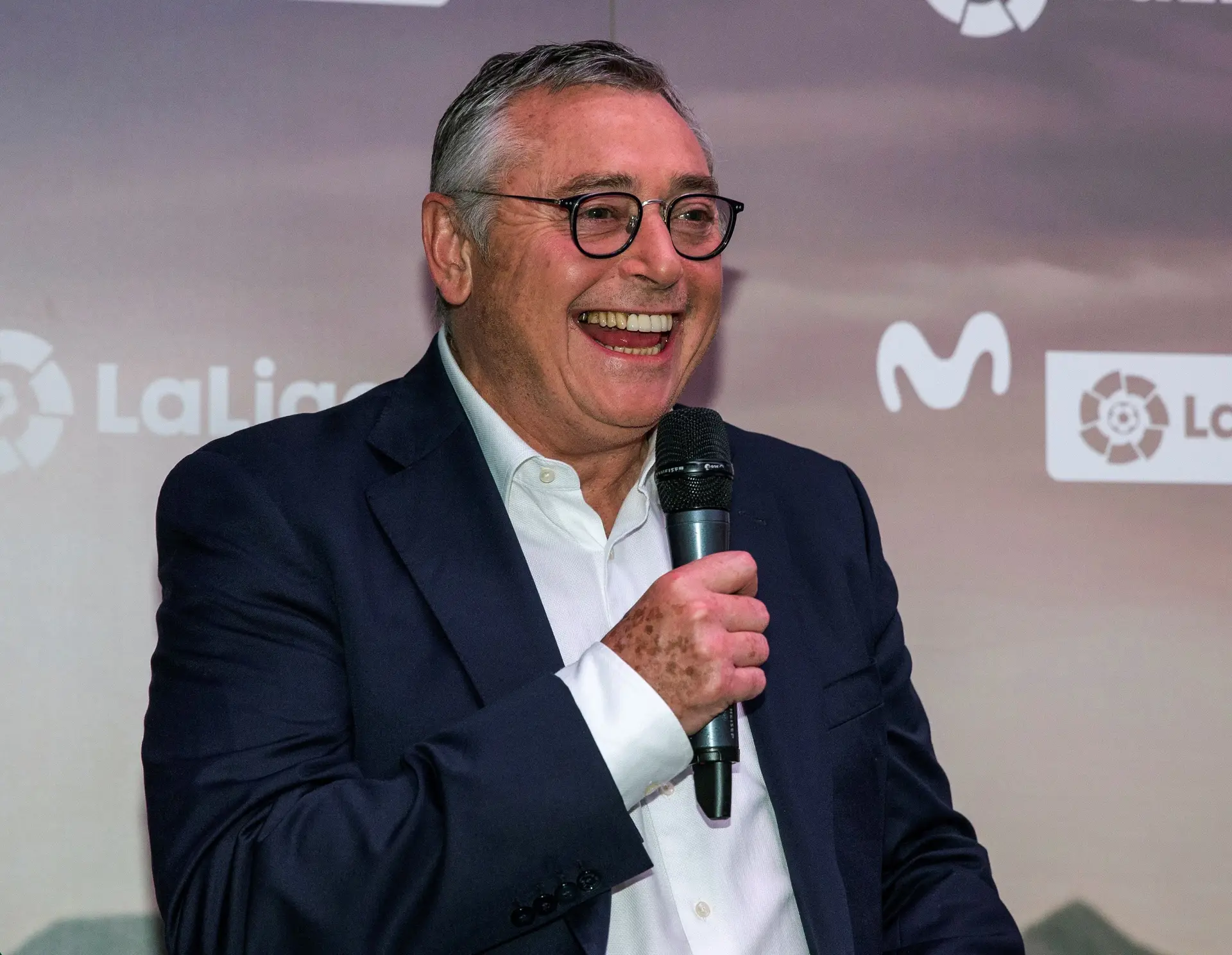 Morreu antigo futebolista irlandês Michael Robinson