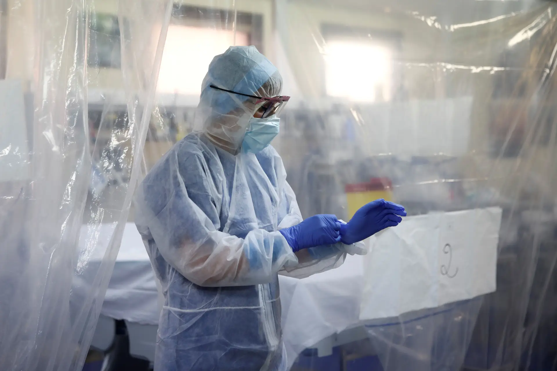 Profissionais de saúde do Reino Unido iniciam ensaio cliníco com cloroquina