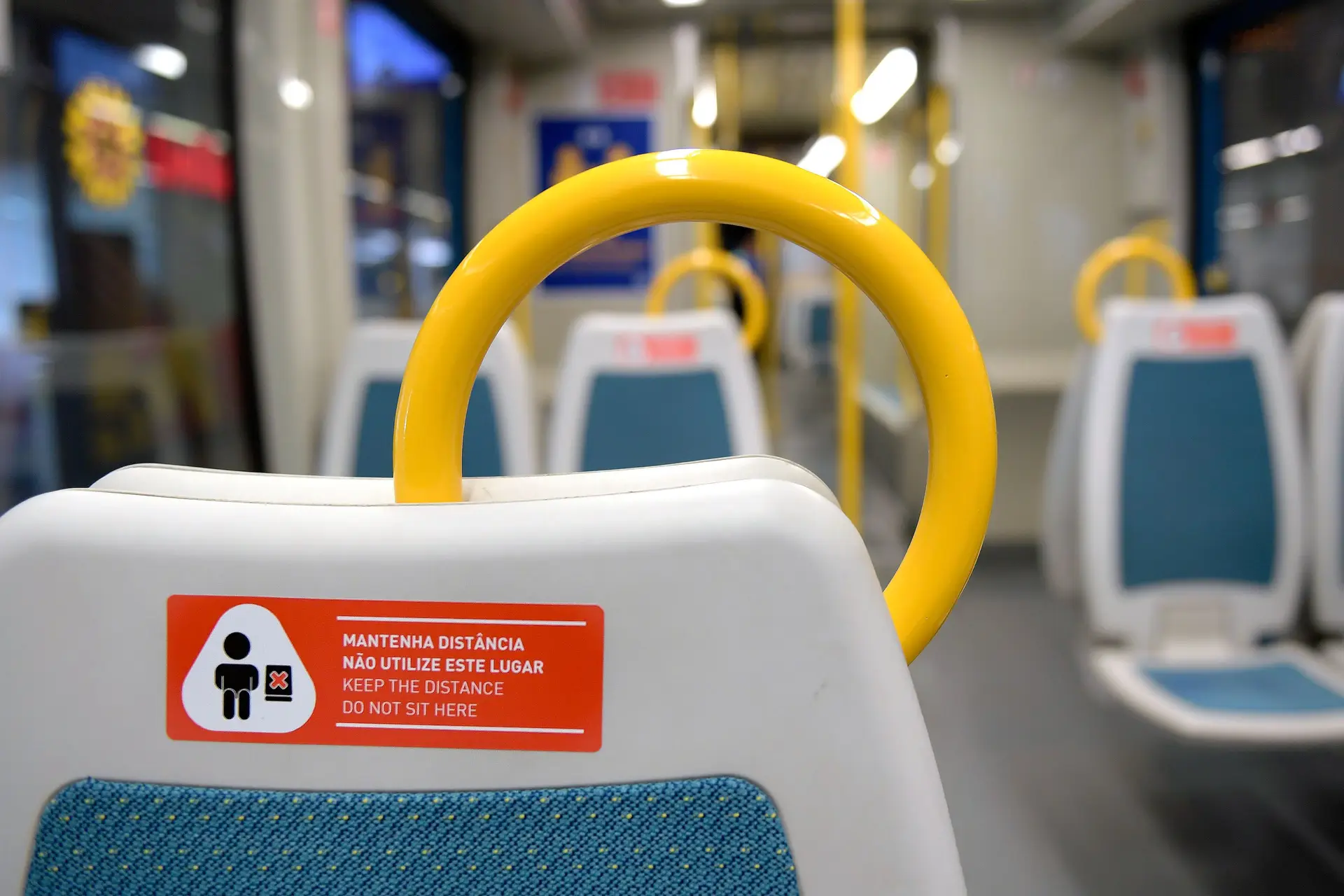 Indicações aos passageiros numa carruagem do Metro do Porto, na estação da Trindade, onde estão implementadas medidas de prevenção no combate à pandemia da covid-19.