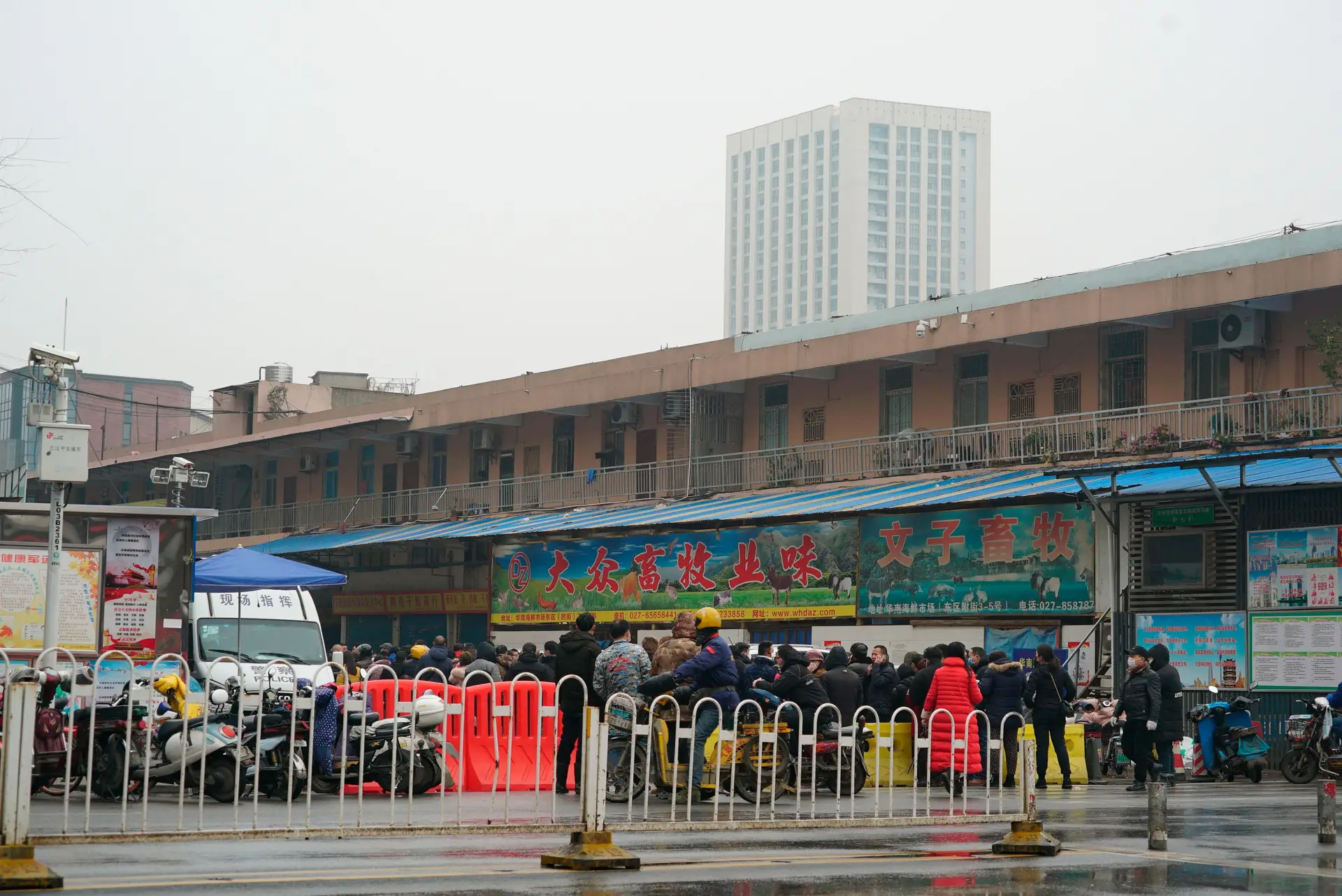 O mercado de marisco Huanan Wholesale, em Wuhan, ligado ao surto inicial da Covid-19.