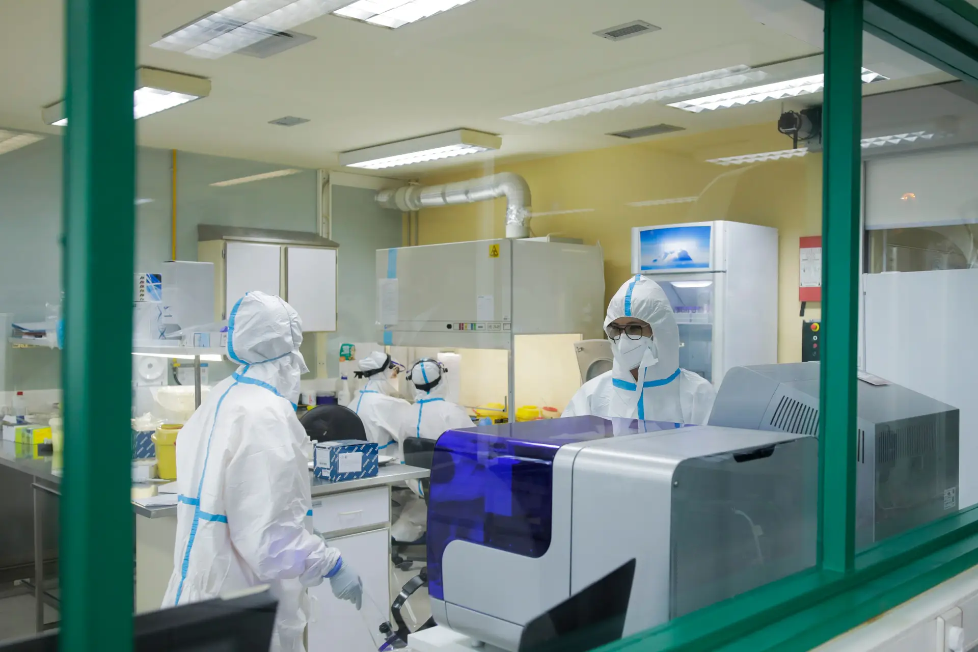 Numa área estanque, os profissionais de saúde trabalham no laboratório de análises do hospital de Santo André, em Leiria, onde são realizados os testes à covid-19 em lares e IPSS dos concelhos abrangidos pela Comunidade Intermunicipal de Leiria.