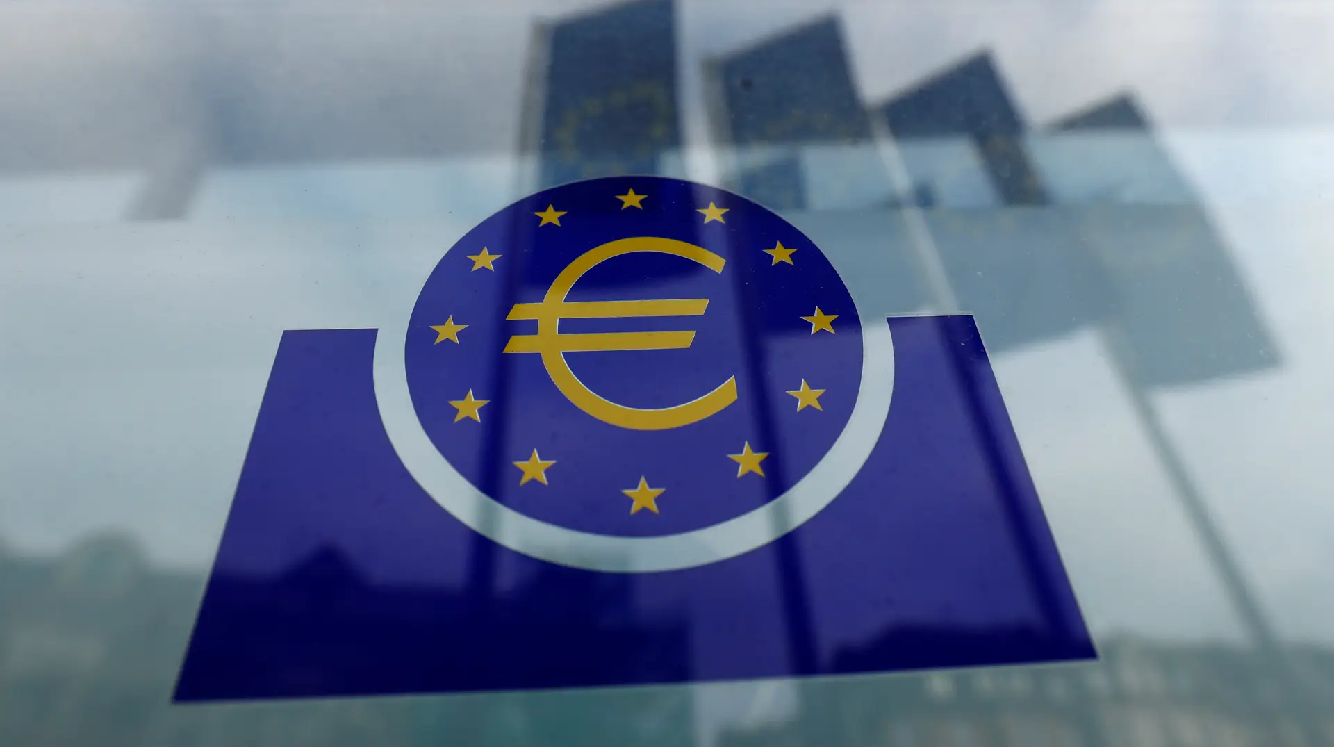 Bruxelas lembra primazia da lei da UE, que já validou programa do BCE