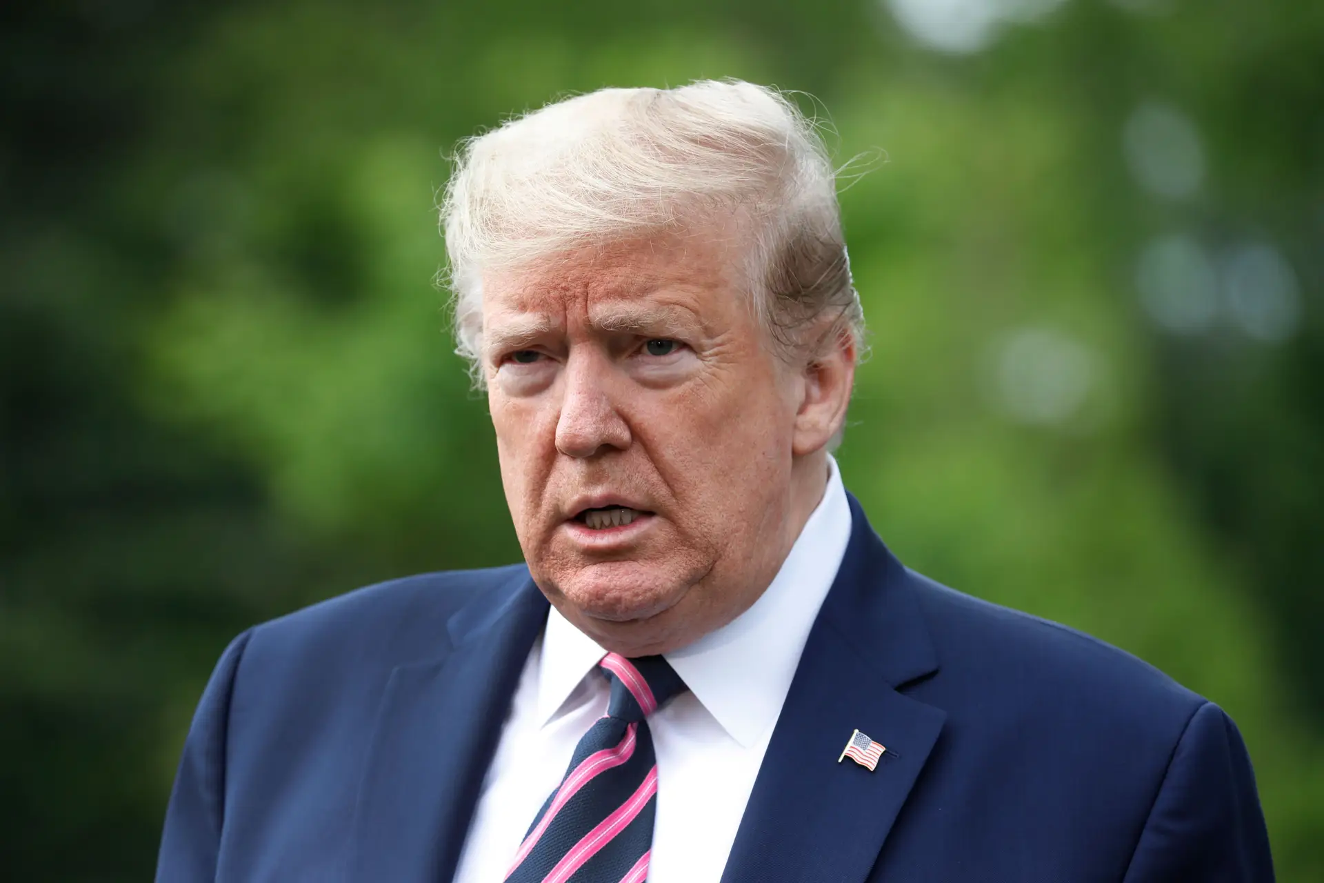 Trump muda de ideias e quer manter força especial de combate à Covid-19