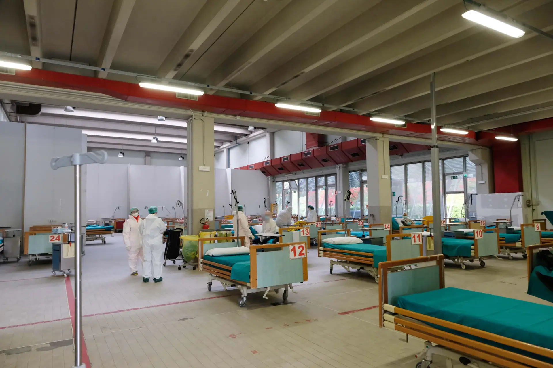 Covid-19: Número diário de mortes e novos casos volta a aumentar em Itália