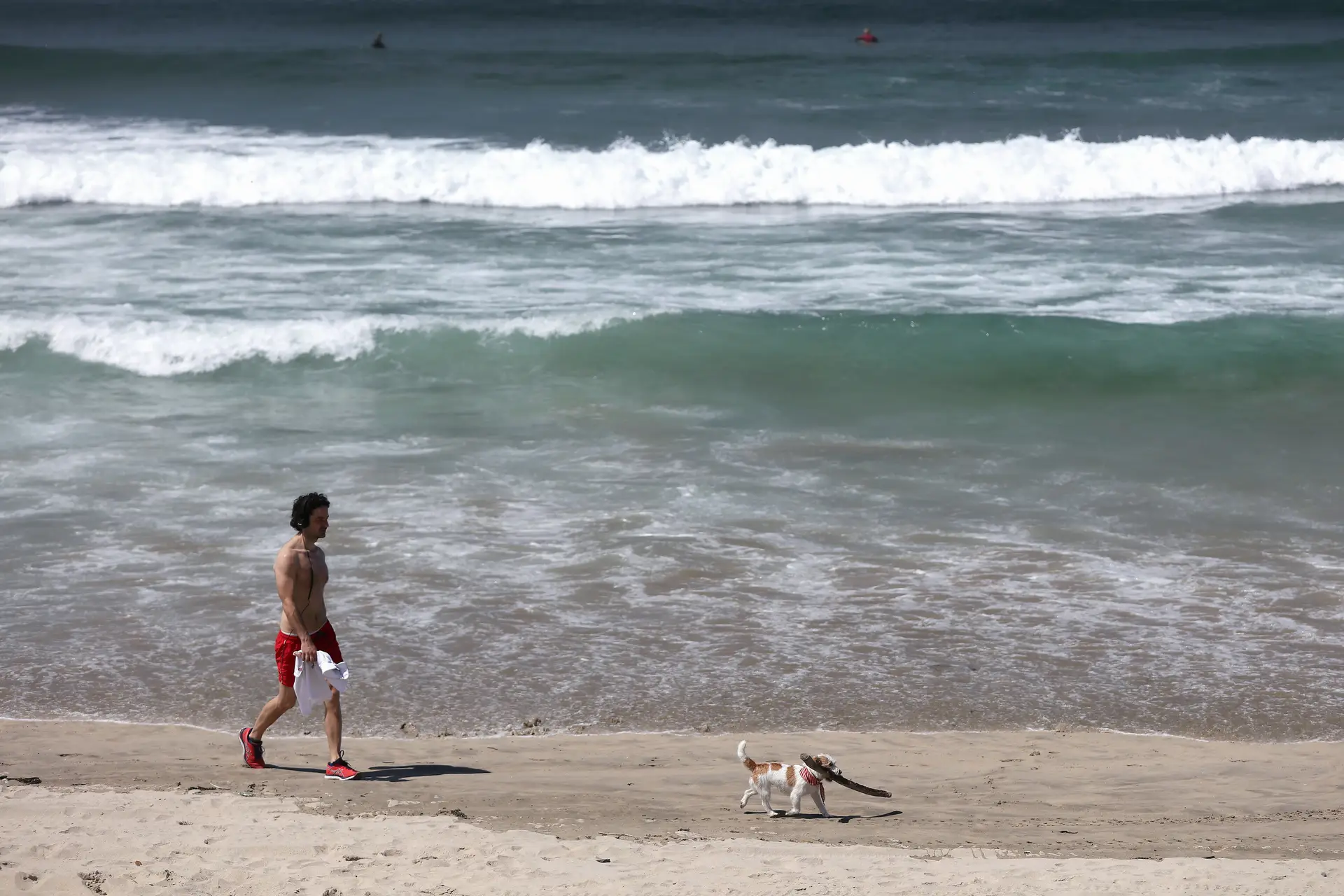 Ida a banhos novamente permitida na praia de Matosinhos