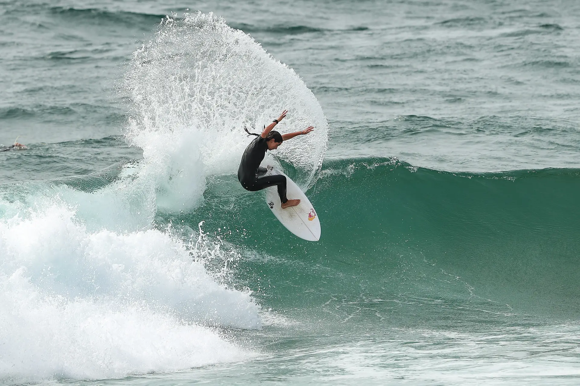 A surfista Teresa Bonvalor volta a surfar após a paragem forçada devido à pandemia da covid-19.
