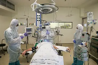 Mais 4.300 profissionais de saúde para o combate "às diferentes fases da pandemia"