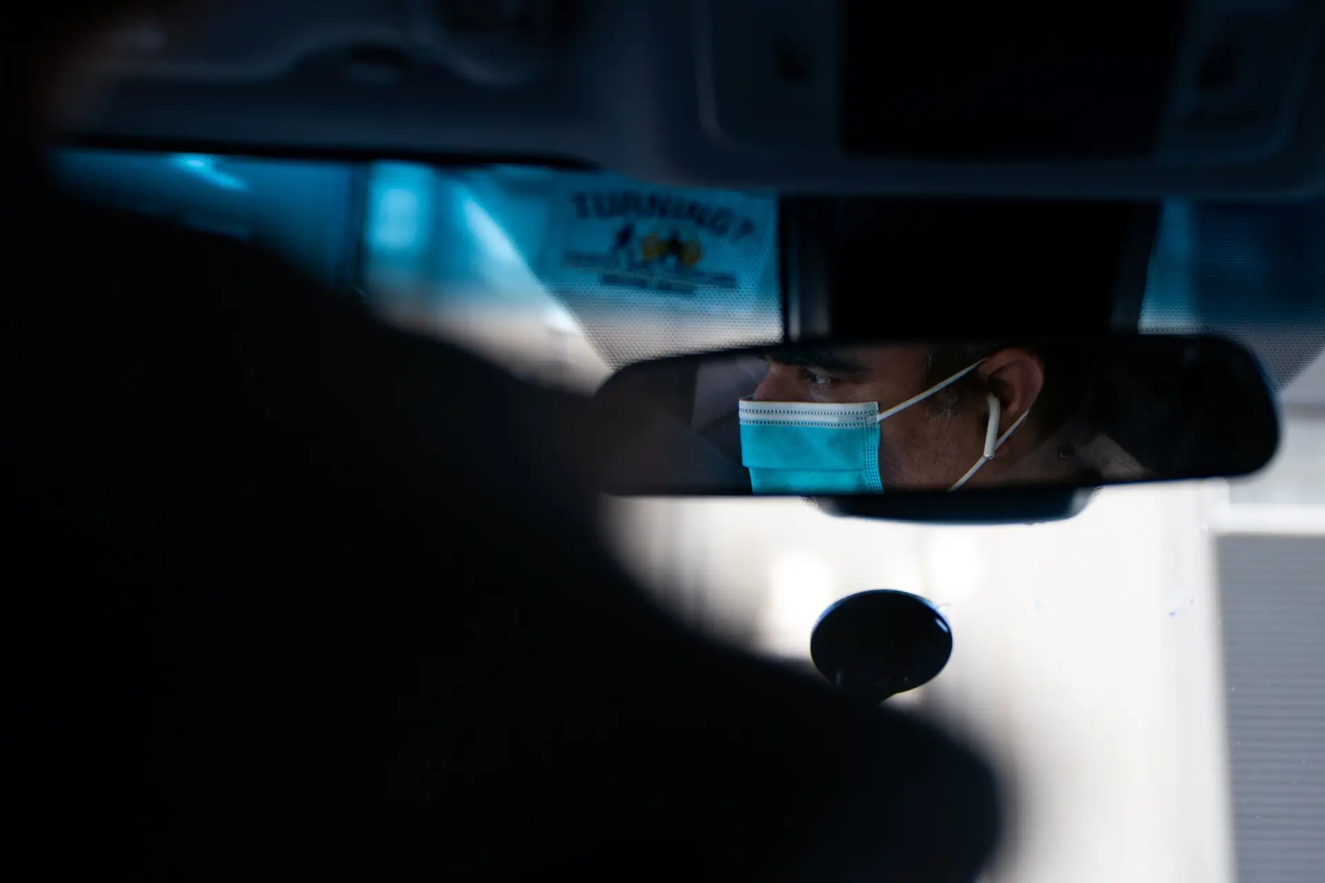 Uber obriga motoristas a tirar foto para comprovar o uso de máscara