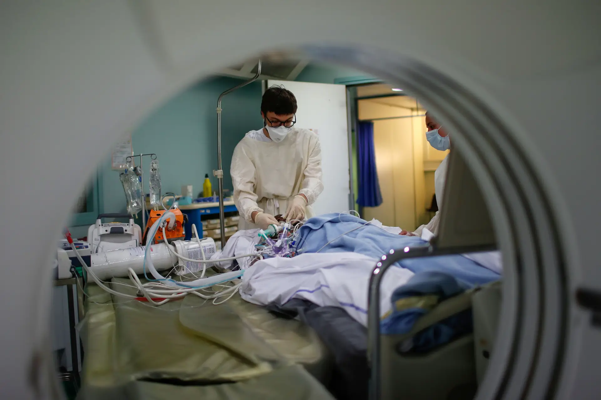 Pelo menos 100 mil profissionais de saúde infetados em todo o mundo