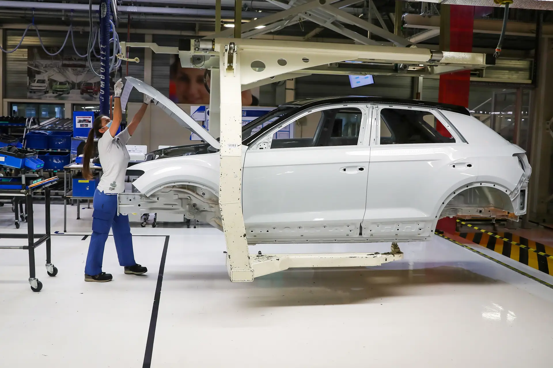 Autoeuropa retoma produção mas continua a falta de componentes devido à covid-19