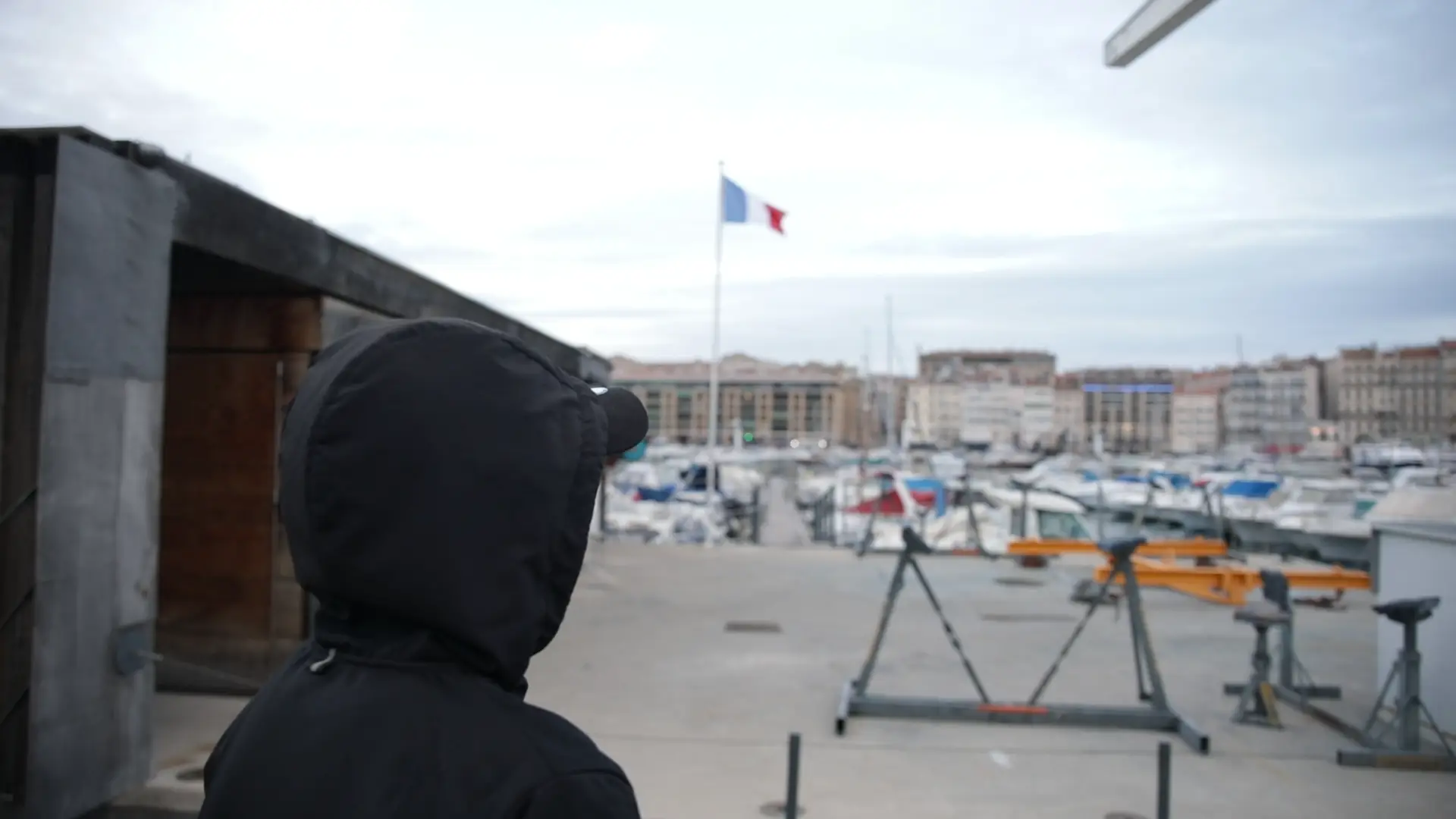 Menores abandonados ao frio nas ruas de França