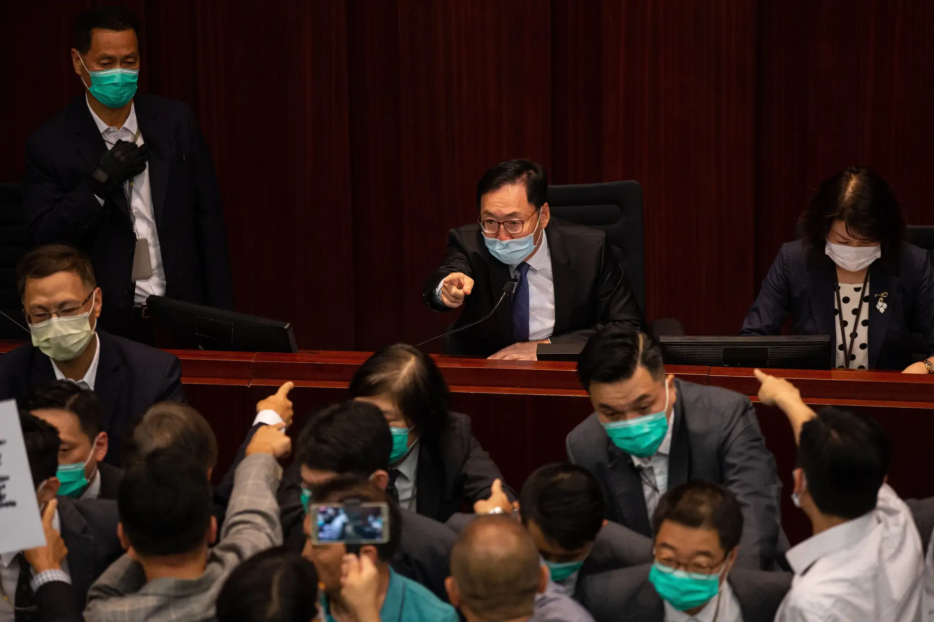 Protestos da oposição em Hong Kong em votação que elegeu deputada pró-China