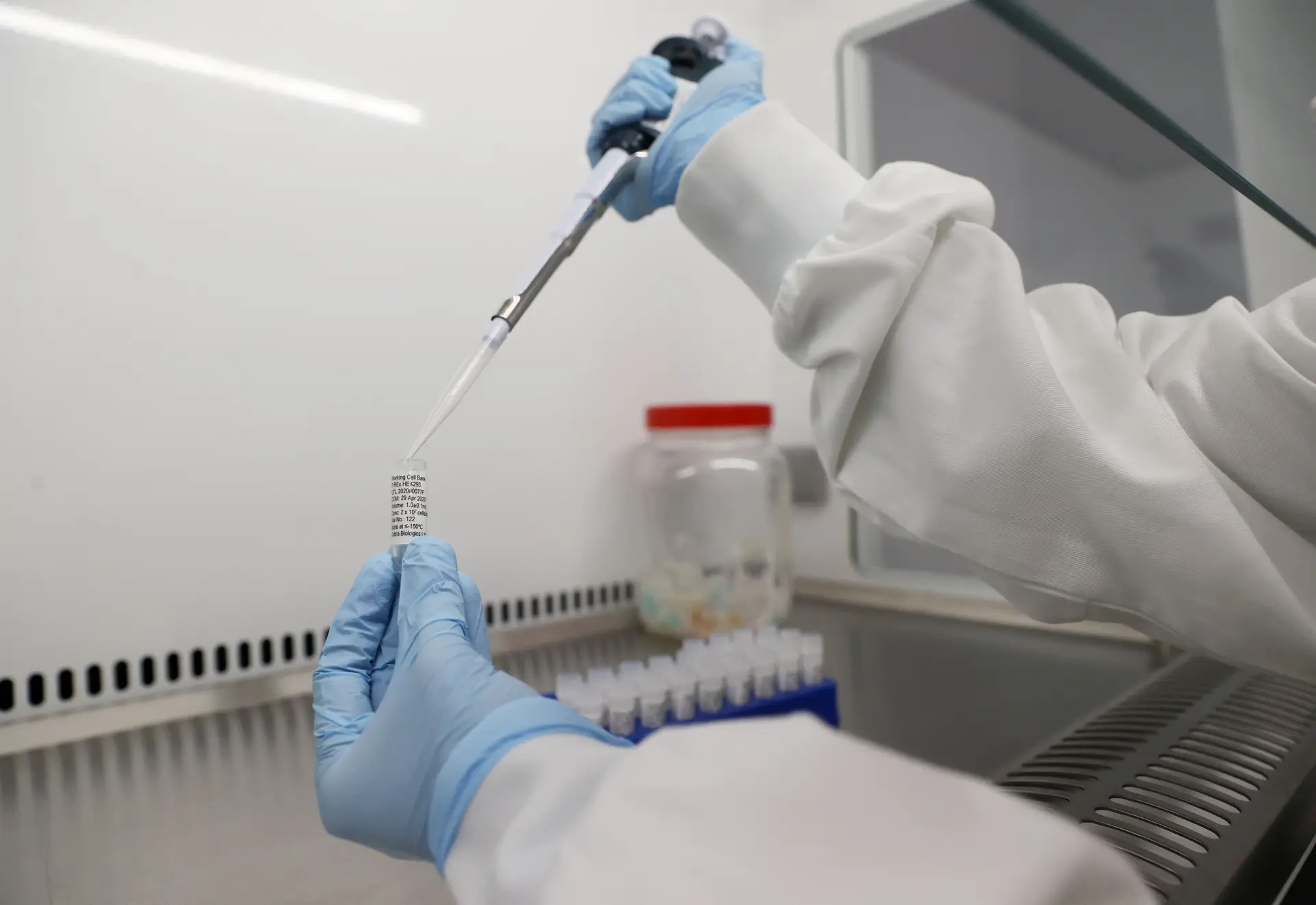 Agência Europeia do Medicamento prevê vacina num ano "na melhor das hipóteses"