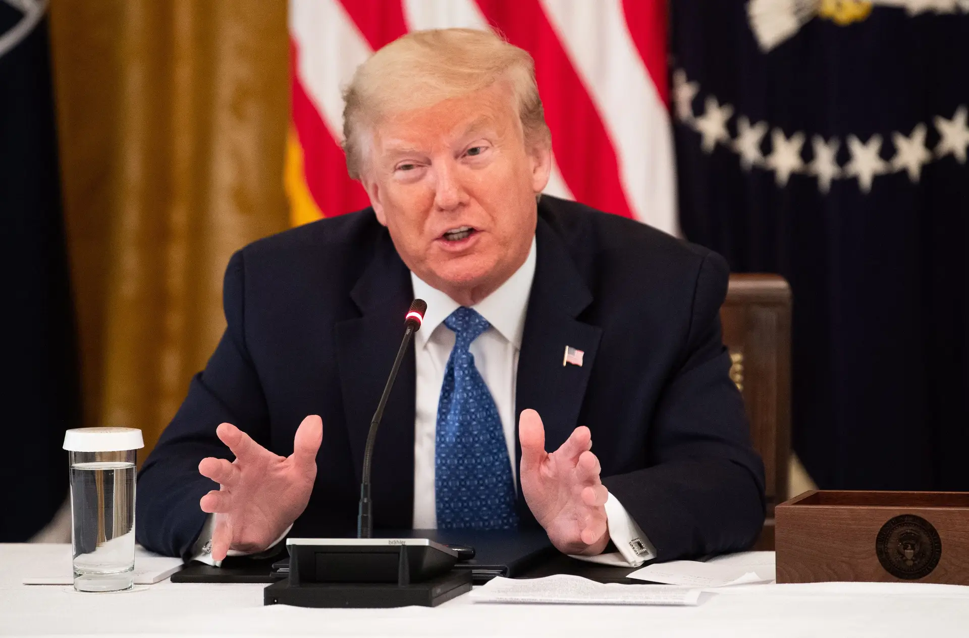 Trump pondera proibir voos provenientes do Brasil devido à pandemia