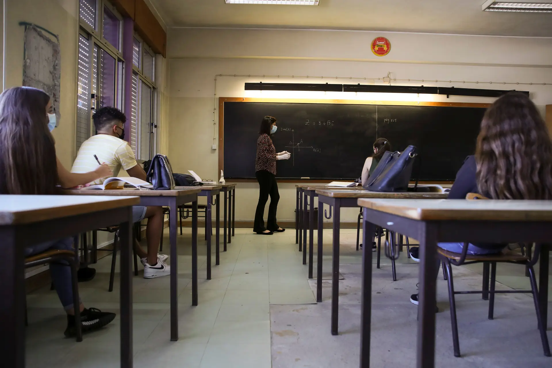Uma professora dá uma aula na escola secundária João de Barros, no Seixal,  no ínicio em todo o país das aulas presenciais, 18 de maio de 2020