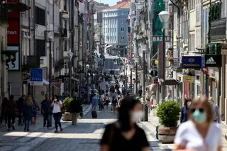 Há lojas na baixa do Porto onde os clientes fazem fila para entrar