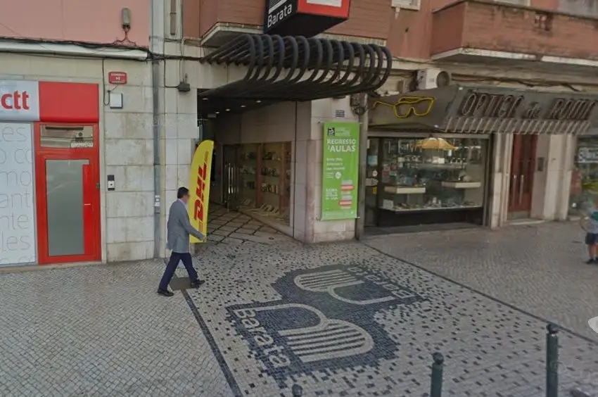 Livraria histórica Barata em risco de fechar "desconfina o espaço"