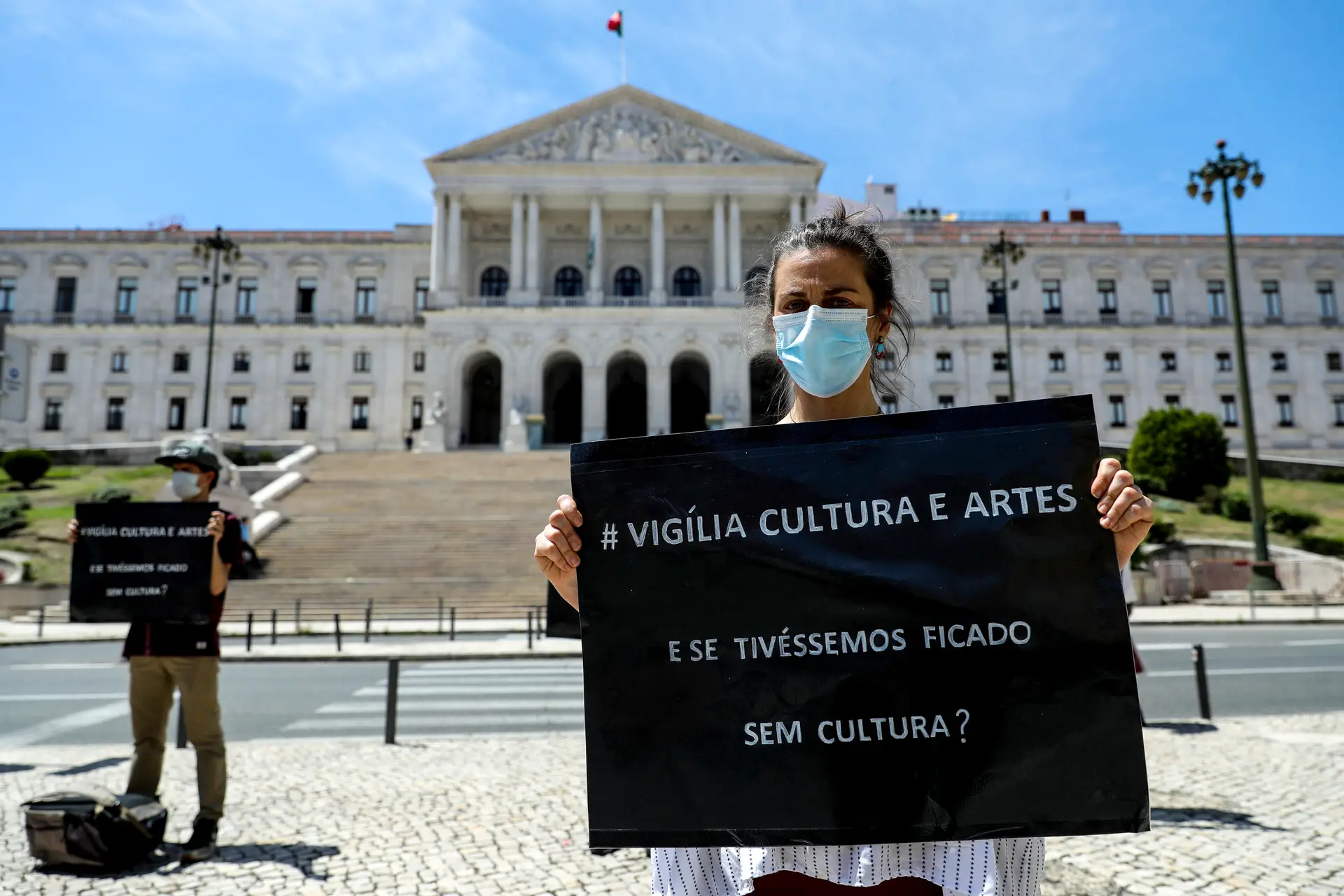 Participantes de um grupo informal de profissionais da cultura e das artes promovem uma vigília (Vigília Cultura e Artes), junto à Assembleia da República, em Lisboa, 21 de maio de 2020.