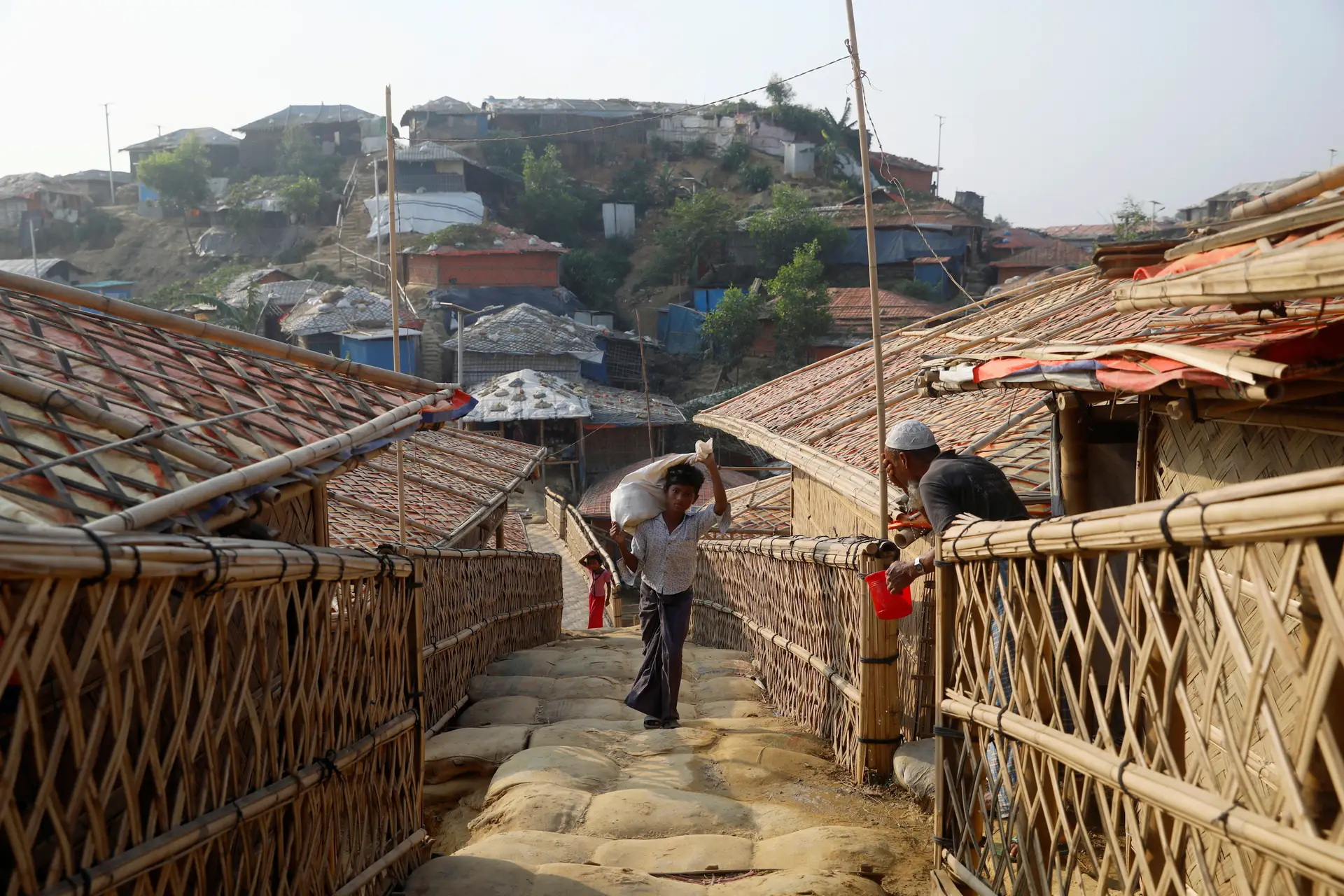 Cerca de 15 mil rohingyas em quarentena nos campos de refugiados no Bangladesh