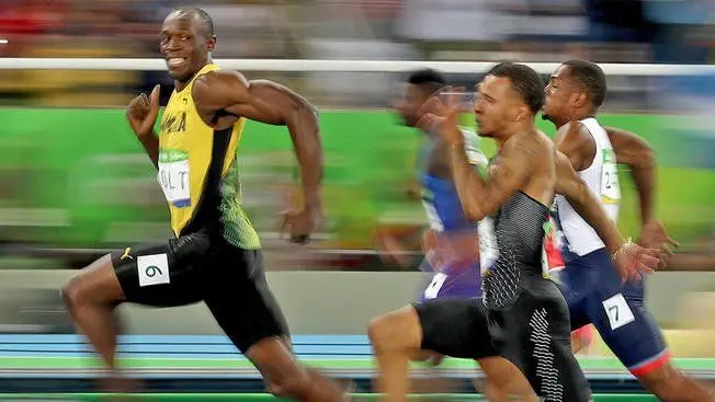 Atletas que sorriem durante as corridas gastam menos oxigénio