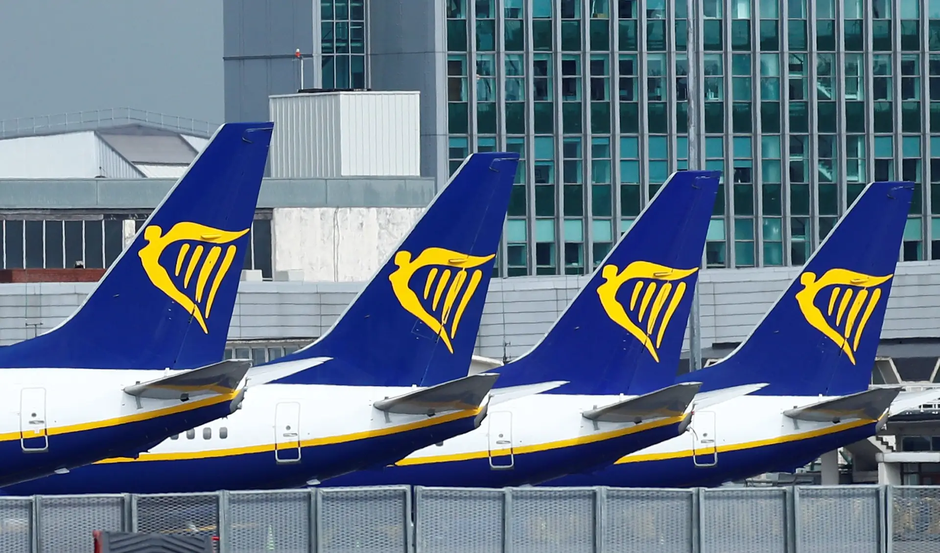 Ryanair aderiu a lay-off simplificado em abril mas não pagou salários de março