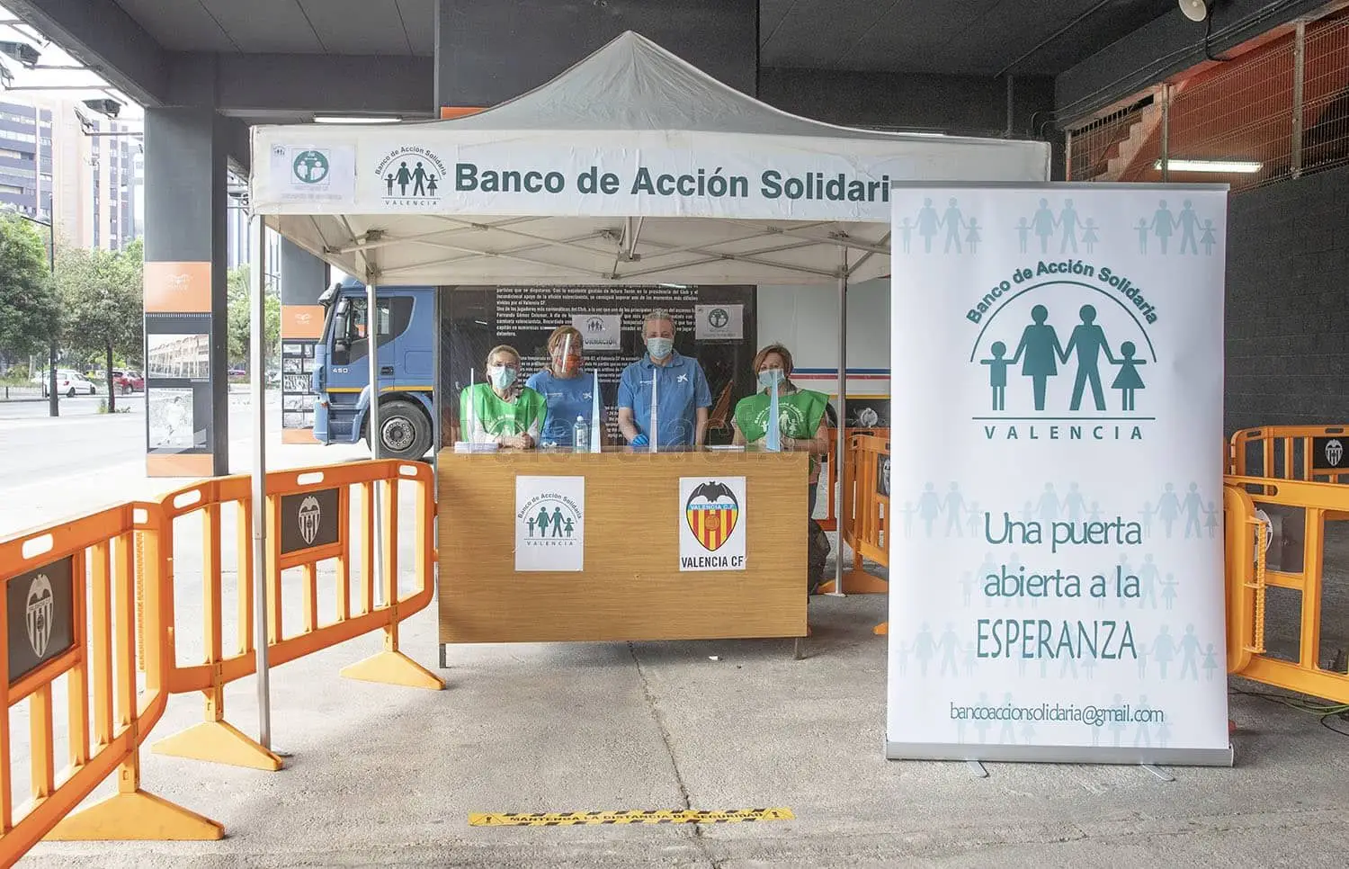 Valência transforma estádio em terreno solidário com banco alimentar