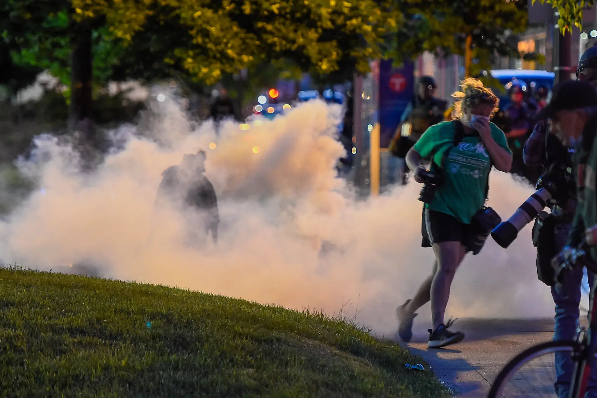 Gás lacrimogéneo lançado pela polícia nas manifestações de protesto pela morte de George Floyd em St. Paul, Minnesota, a 28 de maio de 2020.
