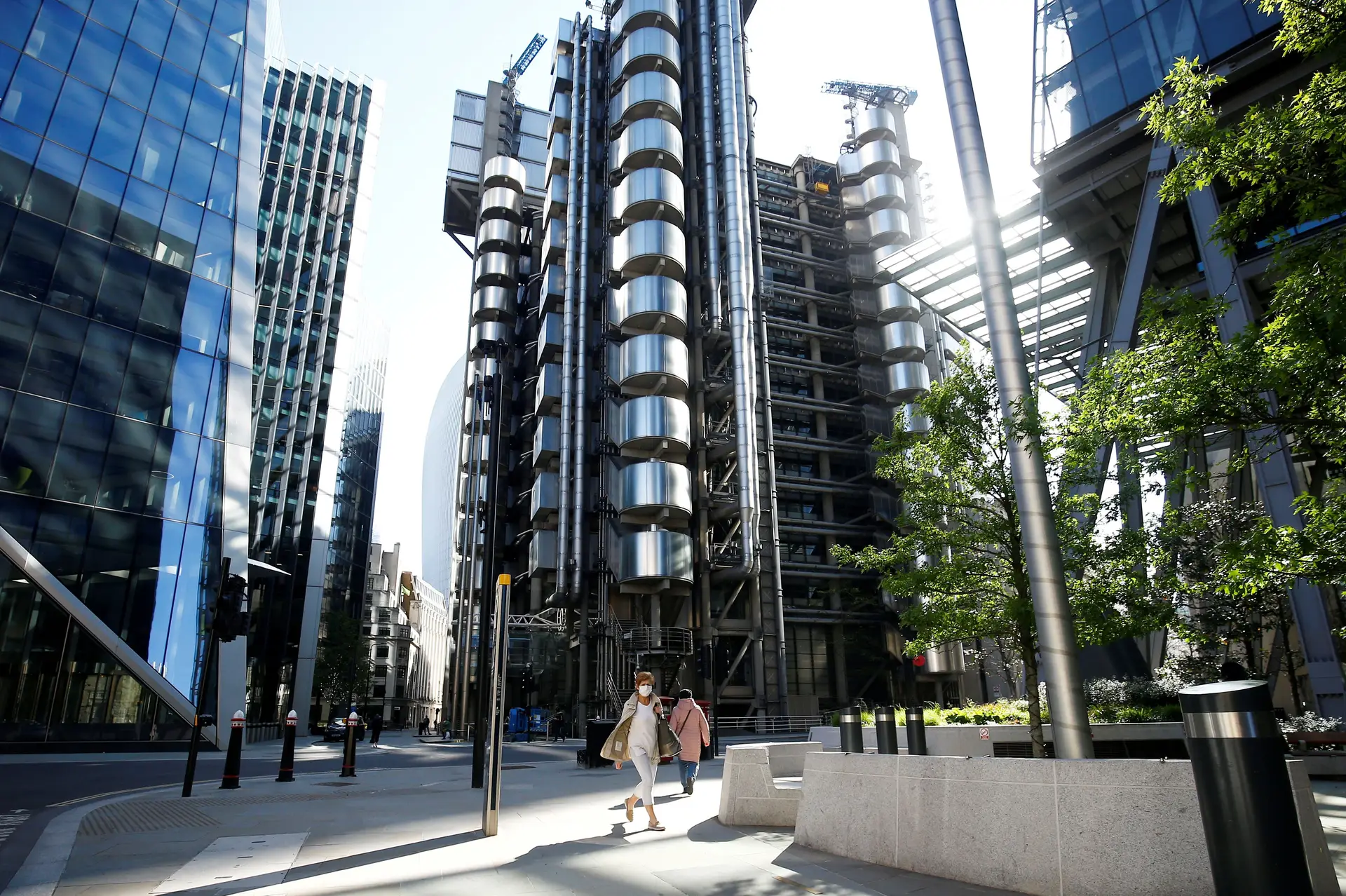 Governo britânico vai continuar a pagar 80% dos salários durante mais três meses