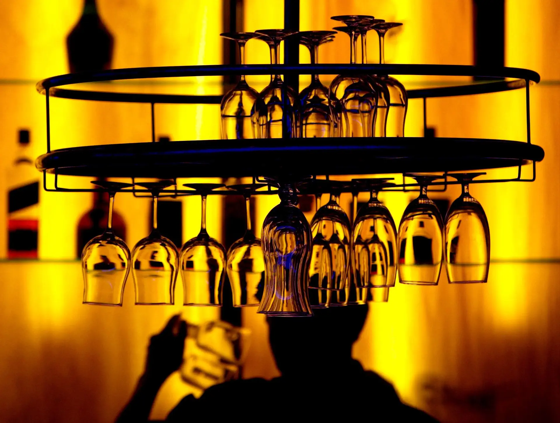 Empresas de bebidas alcoólicas pedem abertura de bares e discotecas