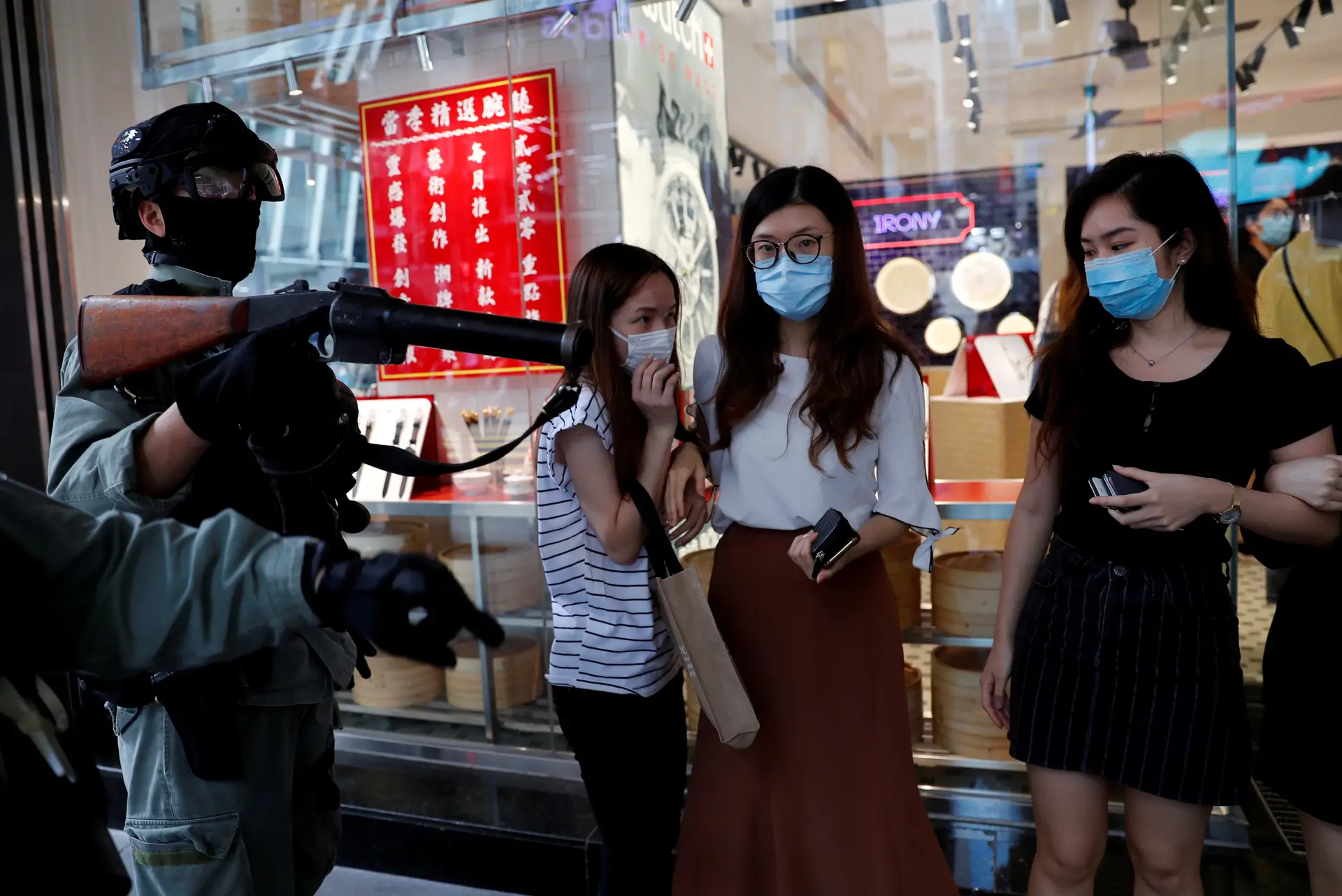 Londres promete abrir portas aos cidadãos de Hong Kong. China ameaça retaliar