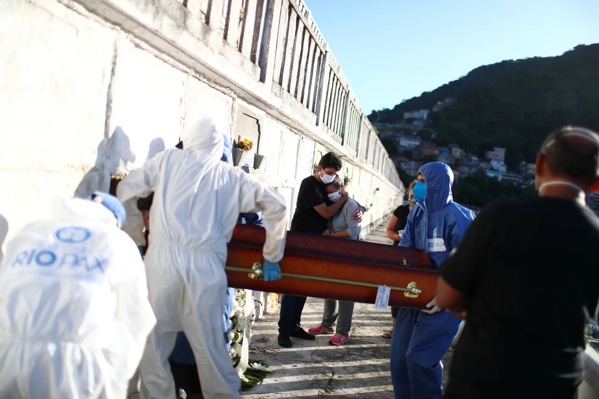 Mais de 1.100 mortes diárias por Covid-19 no Brasil