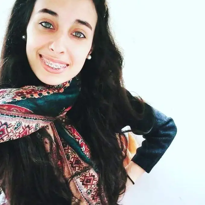 Jovem universitária assassinada por colega homenageada com frases junto da faculdade