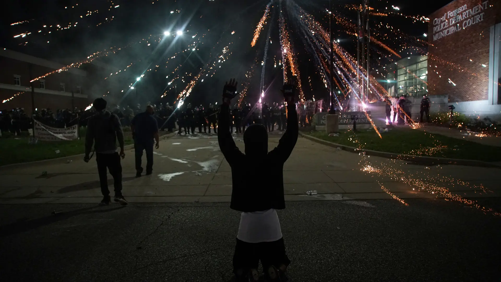 Protestos pela morte de George Floyd continuam com pilhagens e violência contra polícias