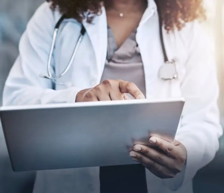 PR promulga prorrogação do regime excecional de contratação de médicos aposentados