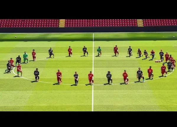 Futebolistas do Liverpool ajoelham-se em Anfield Road contra o racismo