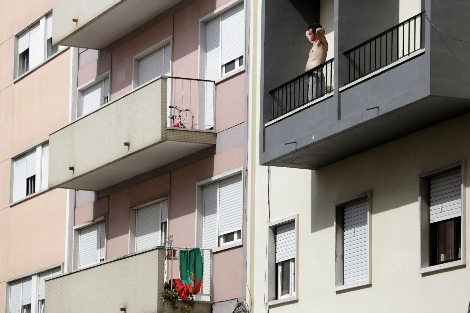Mais 12 mortes e 195 novos casos de Covid-19 em Portugal