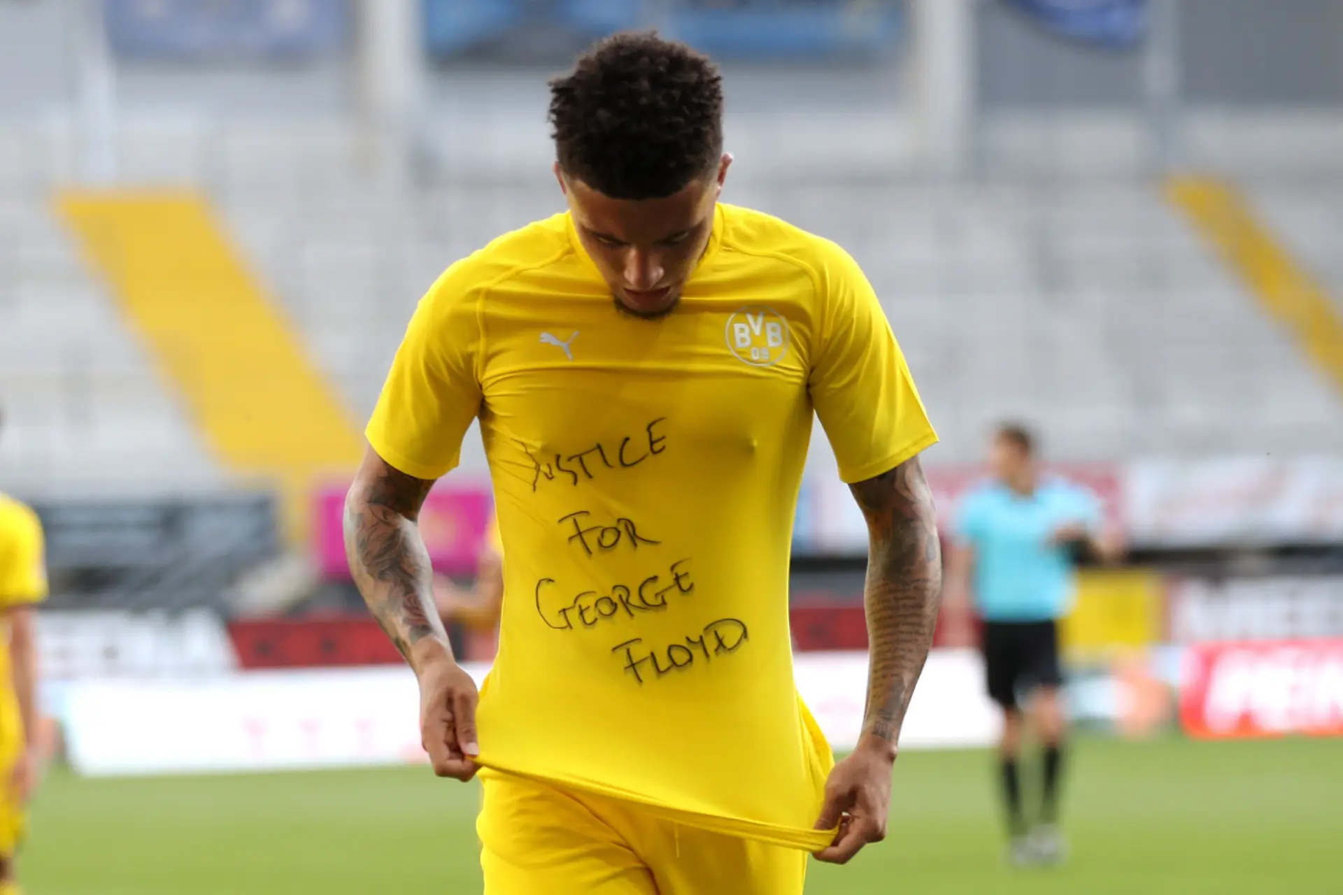 FIFA pede "bom senso" sobre castigos a jogadores que homenageiem George Floyd