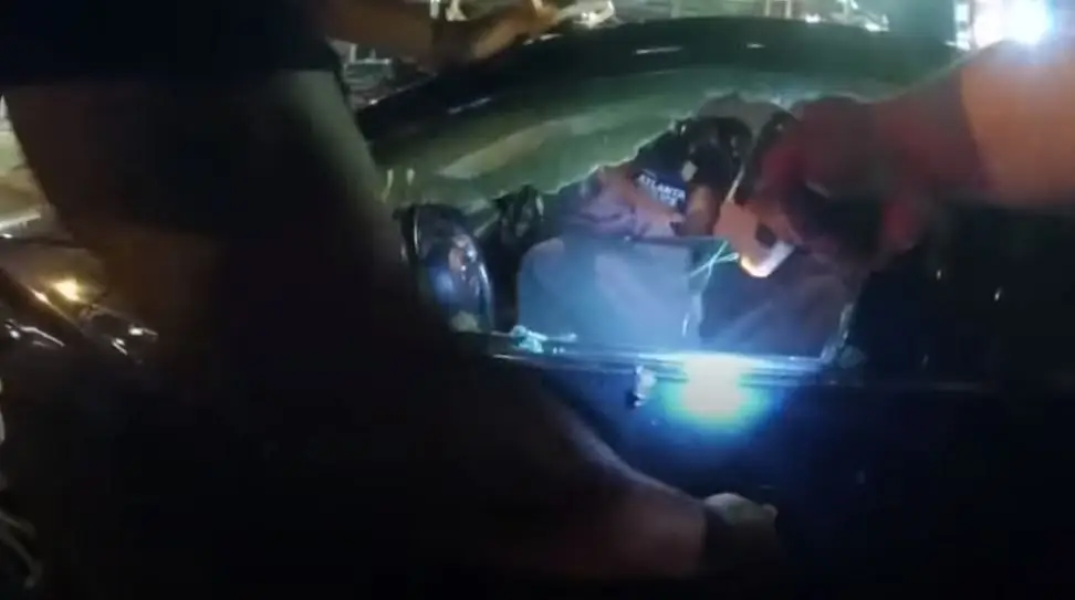 Seis polícias acusados após tirarem jovens de um carro durante protesto nos EUA