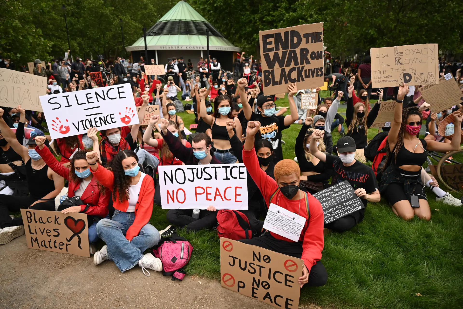 "No justice, no peace". Britânicos manifestam-se contra a morte de George Floyd