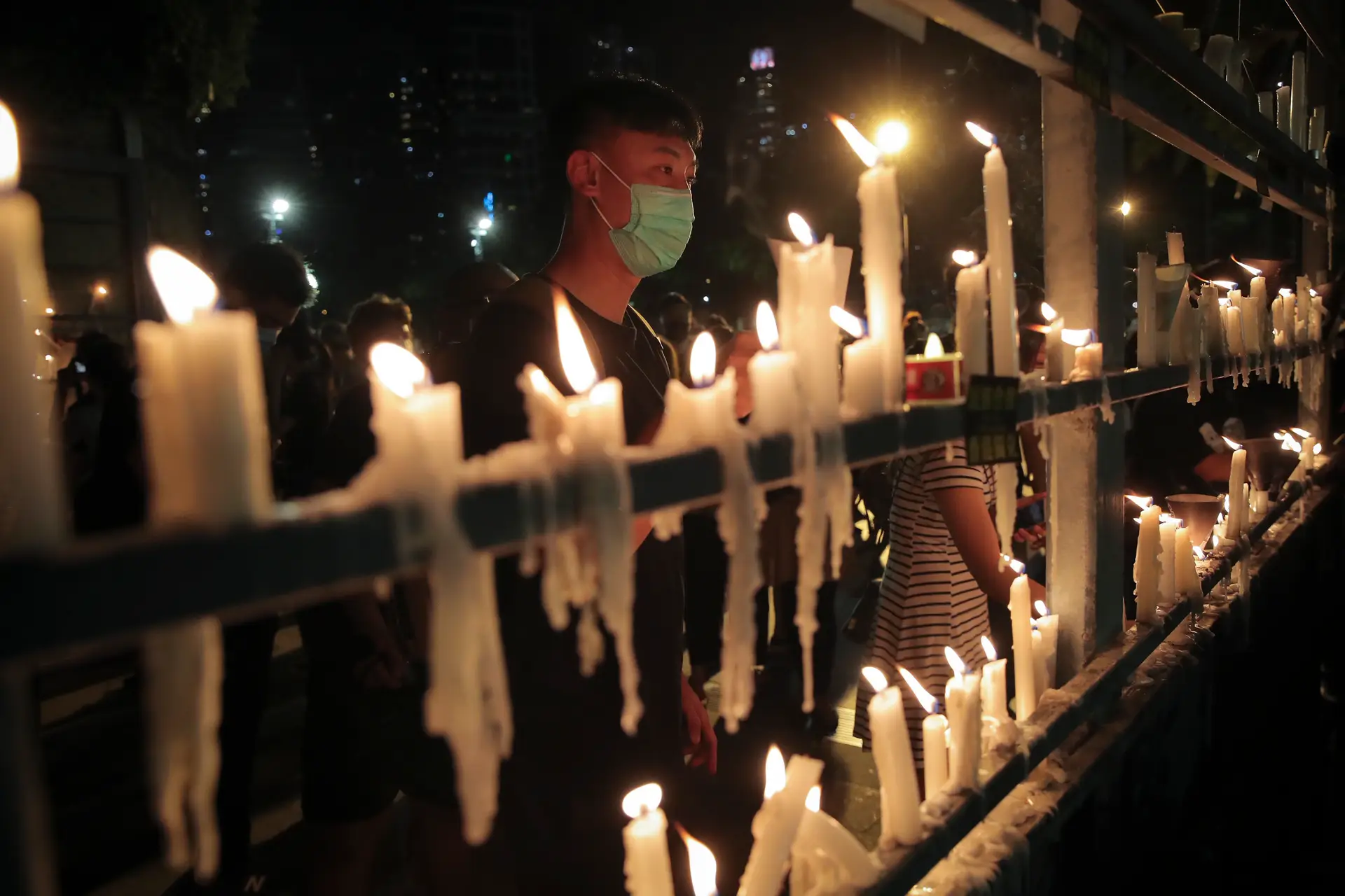 Milhares de cidadãos de Hong Kong reuniram-se para assinalar os 31 anos sobre o massacre de Tiananmen apesar das proibições impostas pelas autoridades da região administrativa especial