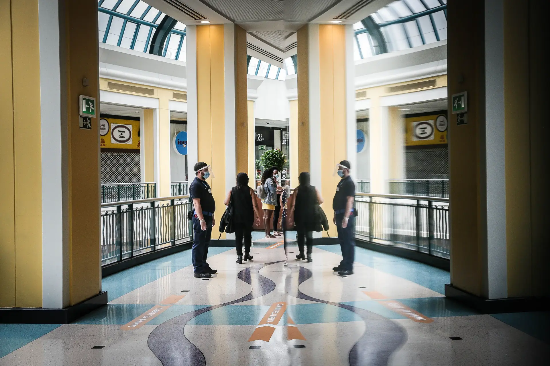 Um segurança em um dos corredores do Centro Comercial Colombo, em Lisboa