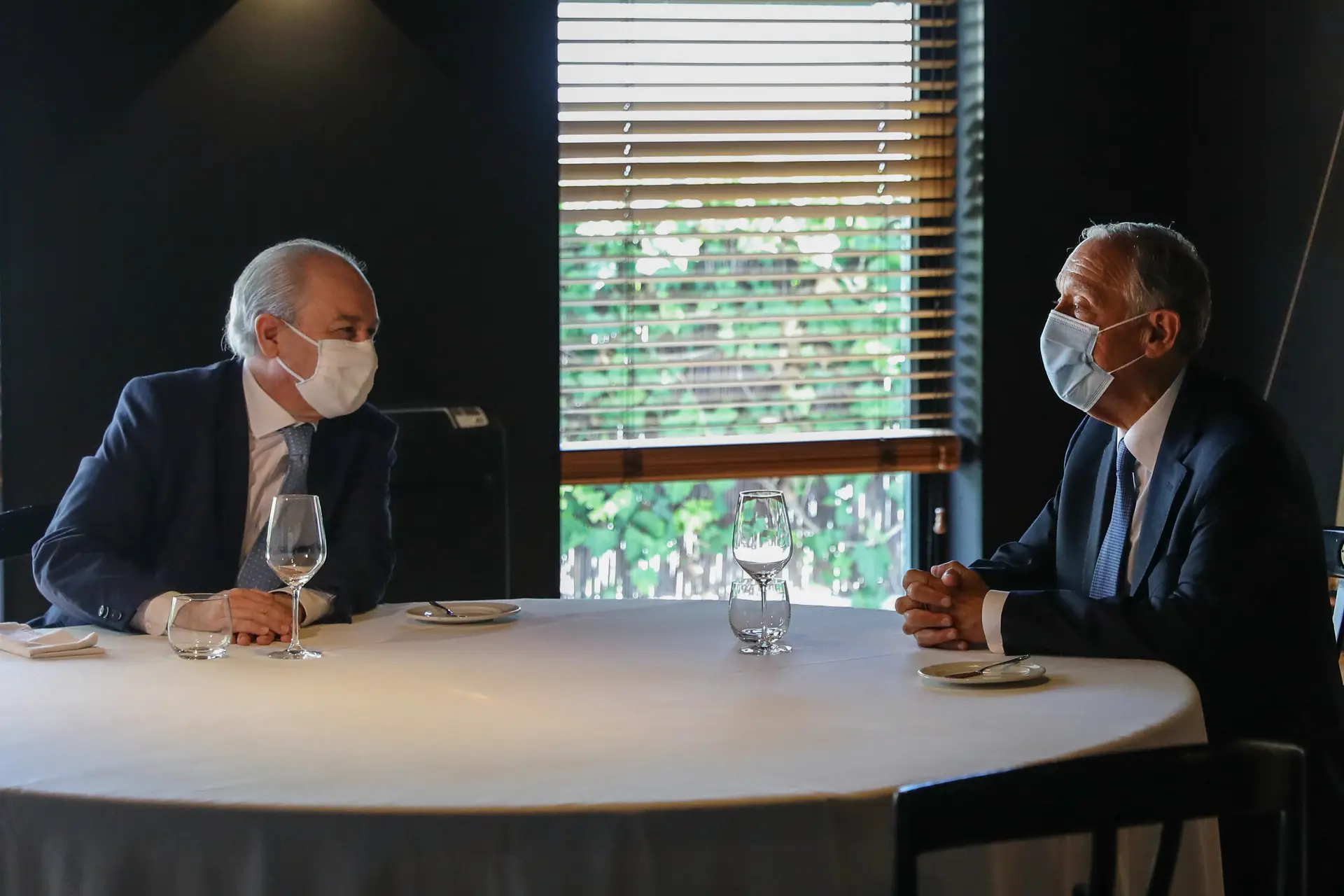 O Presidente da República, Marcelo Rebelo de Sousa, conversa com o presidente do PSD, Rui Rio, durante um almoço num restaurante para falarem da situação política, económica e social, em Lisboa.