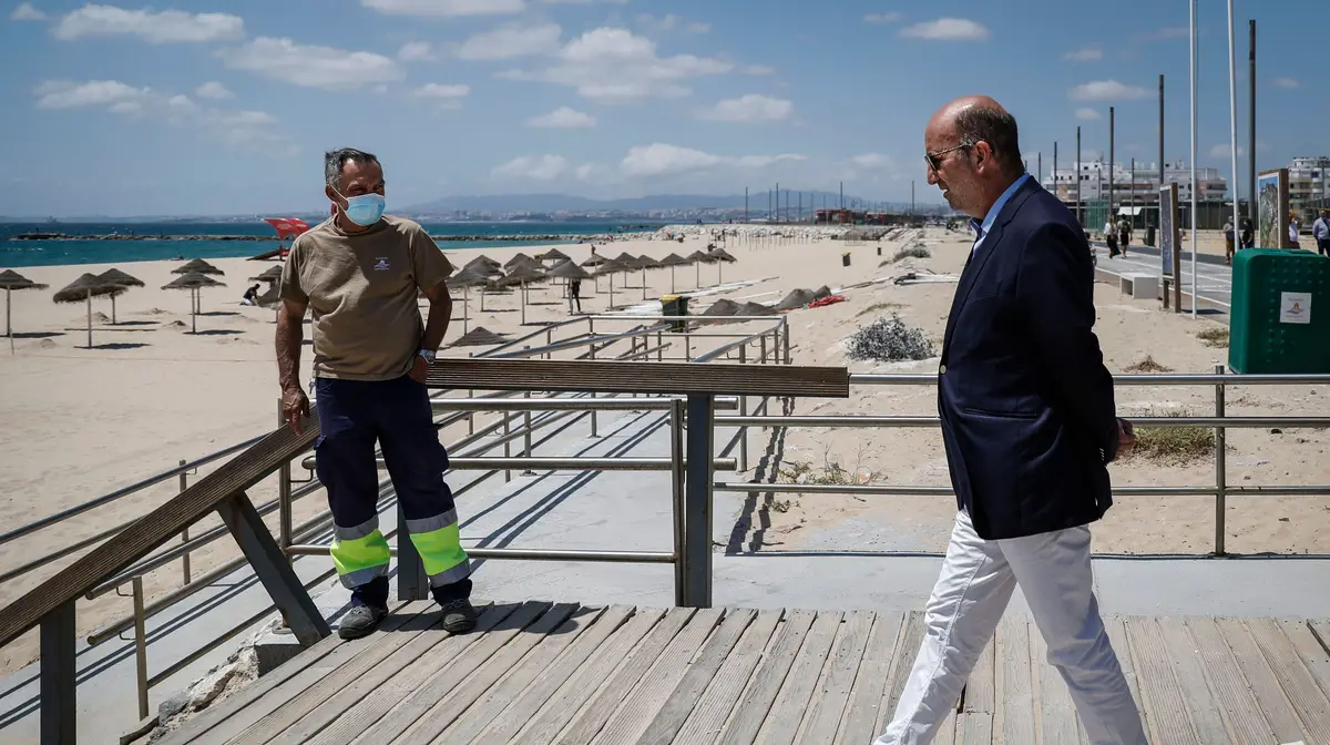 O ministro do Ambiente e da Ação Climática, João Pedro Matos Fernandes, durante a visita à Praia do Tarquínio-Paraíso, na véspera da abertura oficial da época balnear de 2020, para se inteirar dos trabalhos de intervenção de requalificação do Parque Atlântico (financiados pelo Fundo Ambiental), de alimentação artificial de areias e da nova sinalética, em Almada.