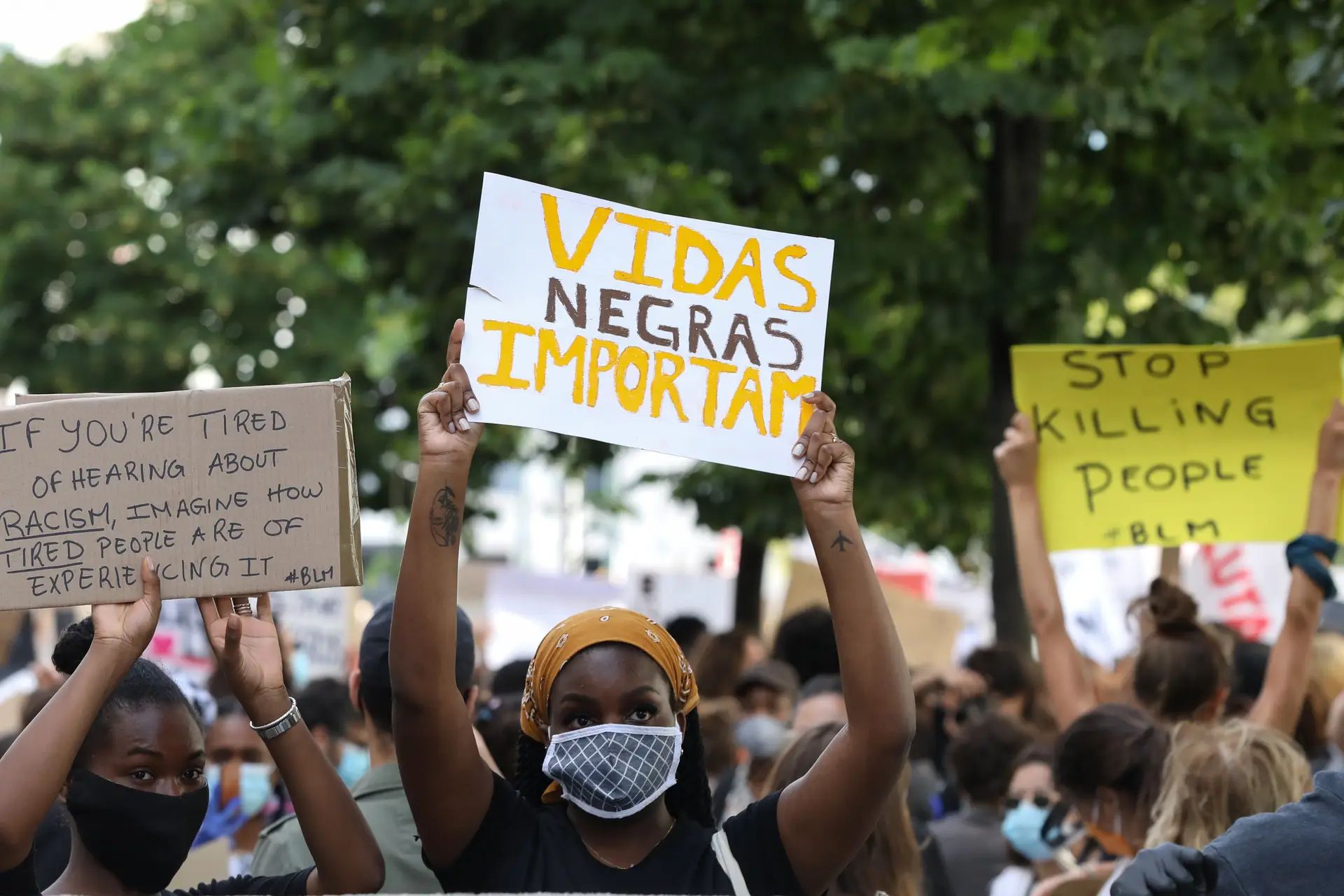 "Abaixo a violência racista"