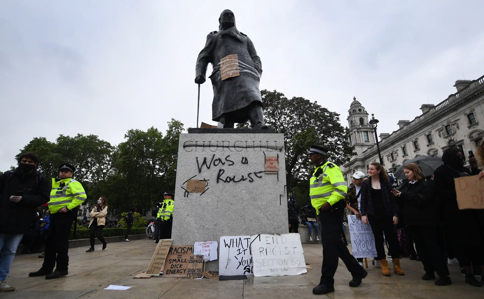 "Churchill era um racista", escrevem manifestantes num memorial