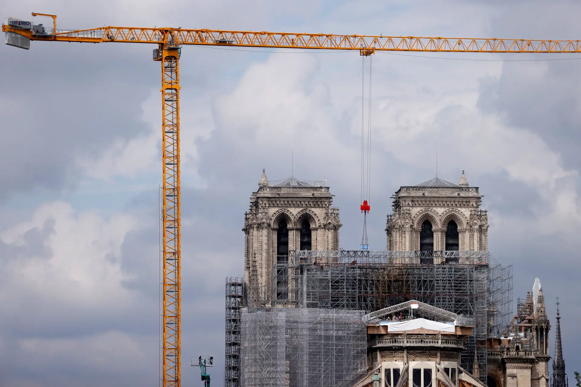 Macron muda de ideias e Notre-Dame vai ser reconstruída de forma idêntica