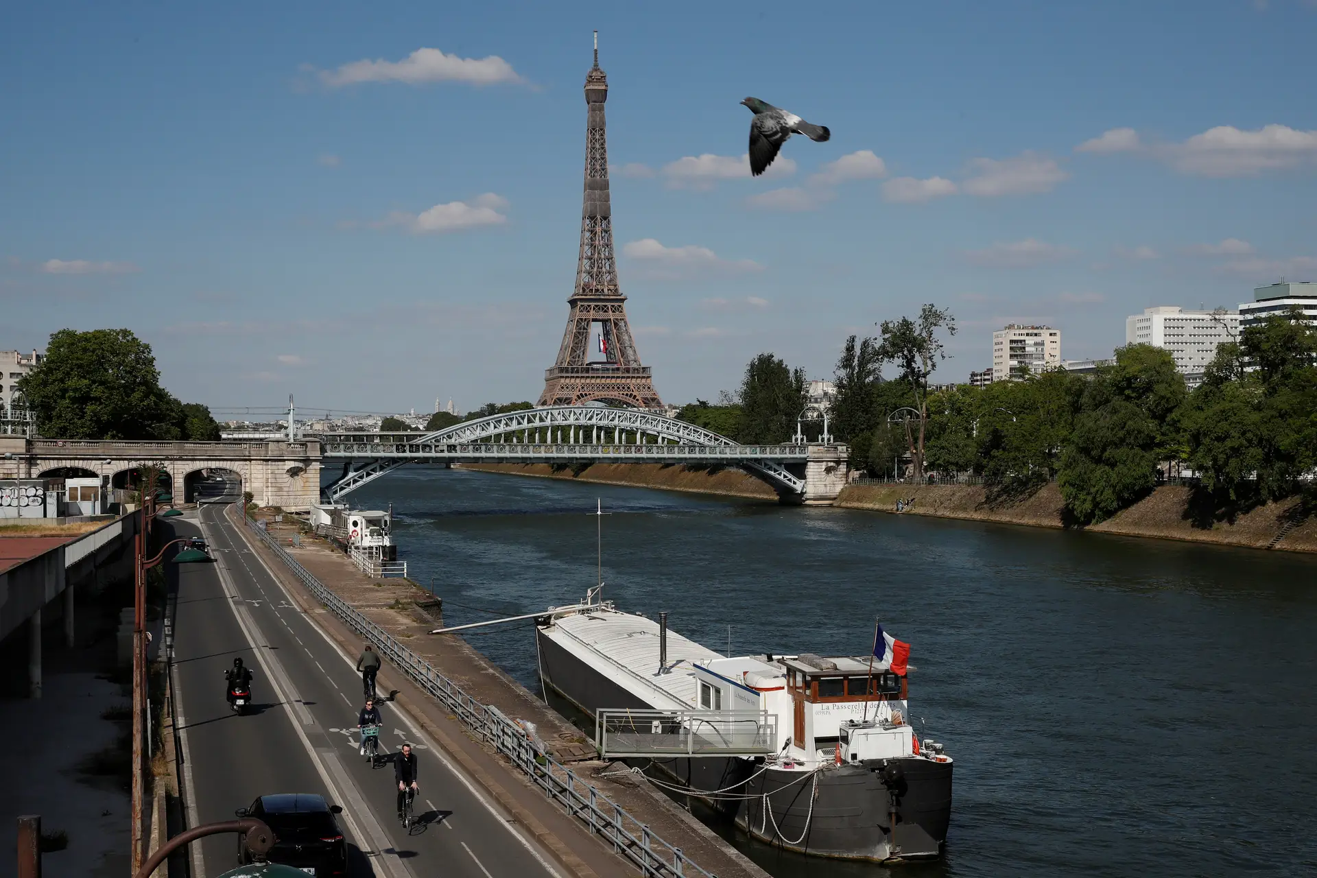 Torre Eiffel reabre ao público após três meses encerrada