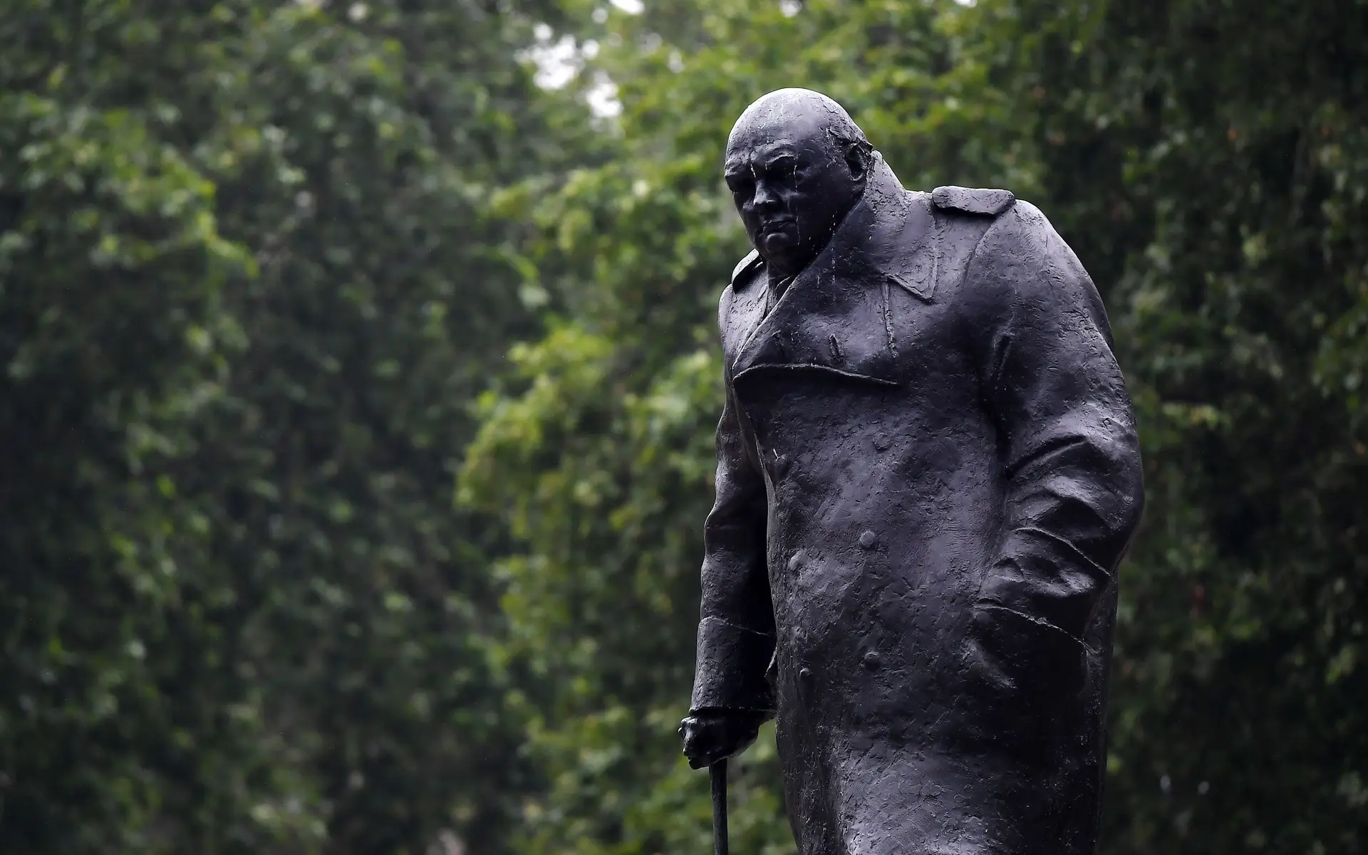 Boris Johnson considera "absurdo" que estátua de Churchill esteja em risco de ser vandalizada