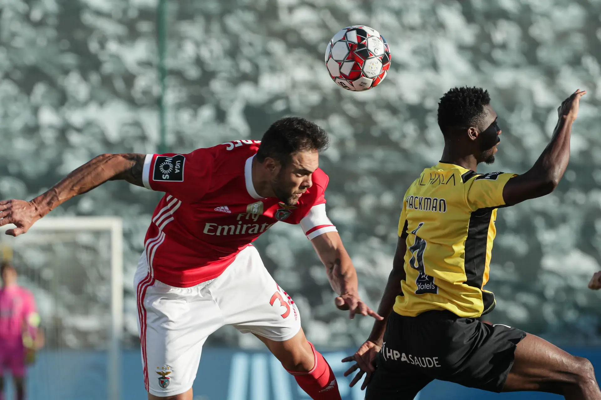 Grimaldo com lesão no ligamento do joelho e Jardel com rotura muscular